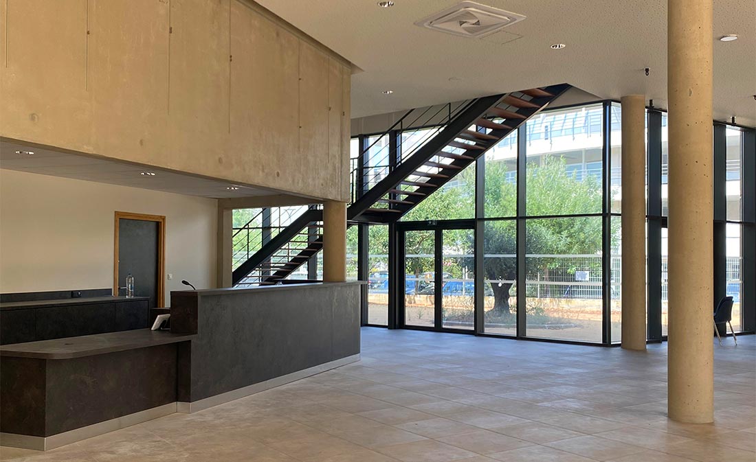 Accueil moderne de la salle de spectacle de Calvi, projet signé Maestria.