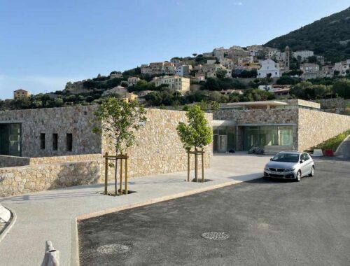 Groupe scolaire moderne à Lumio construit par Maestria. Expertise en construction et infrastructures éducatives de qualité.