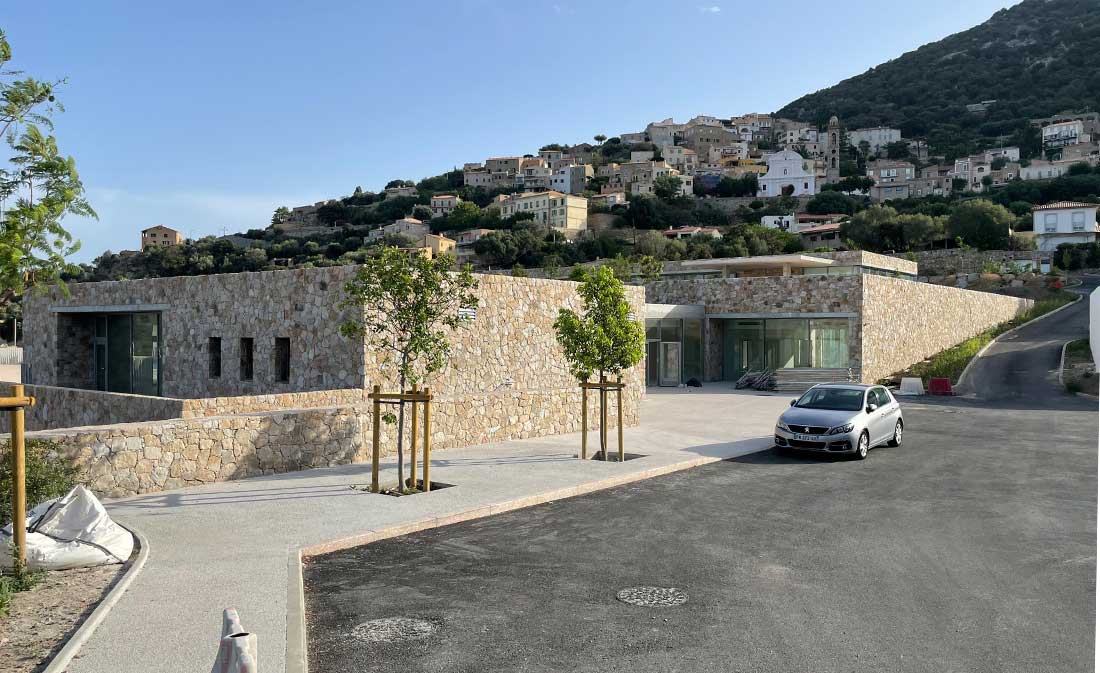 Groupe scolaire moderne à Lumio construit par Maestria. Expertise en construction et infrastructures éducatives de qualité.
