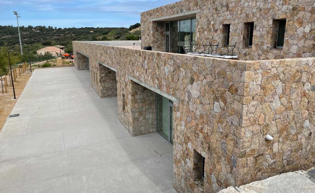 École à Lumio construite par Maestria. Innovations et expertise pour un environnement éducatif optimal.