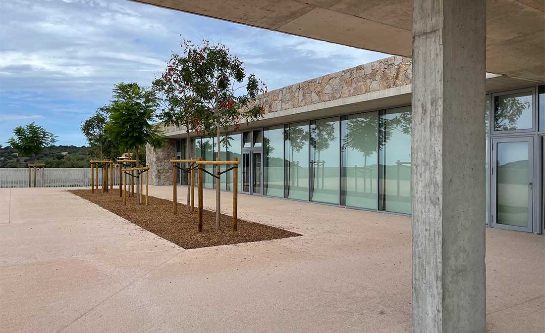Bâtiment scolaire à Lumio, une réalisation de Maestria. Excellence en architecture et construction pour l'éducation.