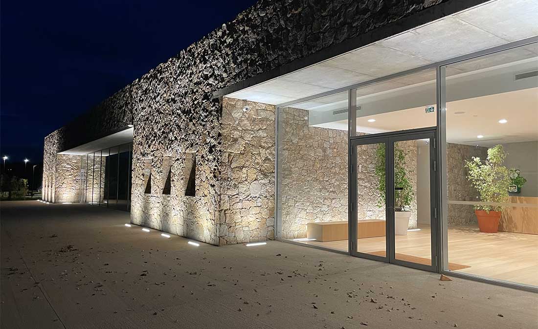 Maestria crée un environnement éducatif d'excellence avec la construction du groupe scolaire à Lumio. Expertise et innovation en infrastructure scolaire.
