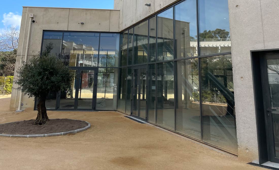Vue extérieure de la nouvelle salle de spectacles de Calvi en construction, par Maestria.