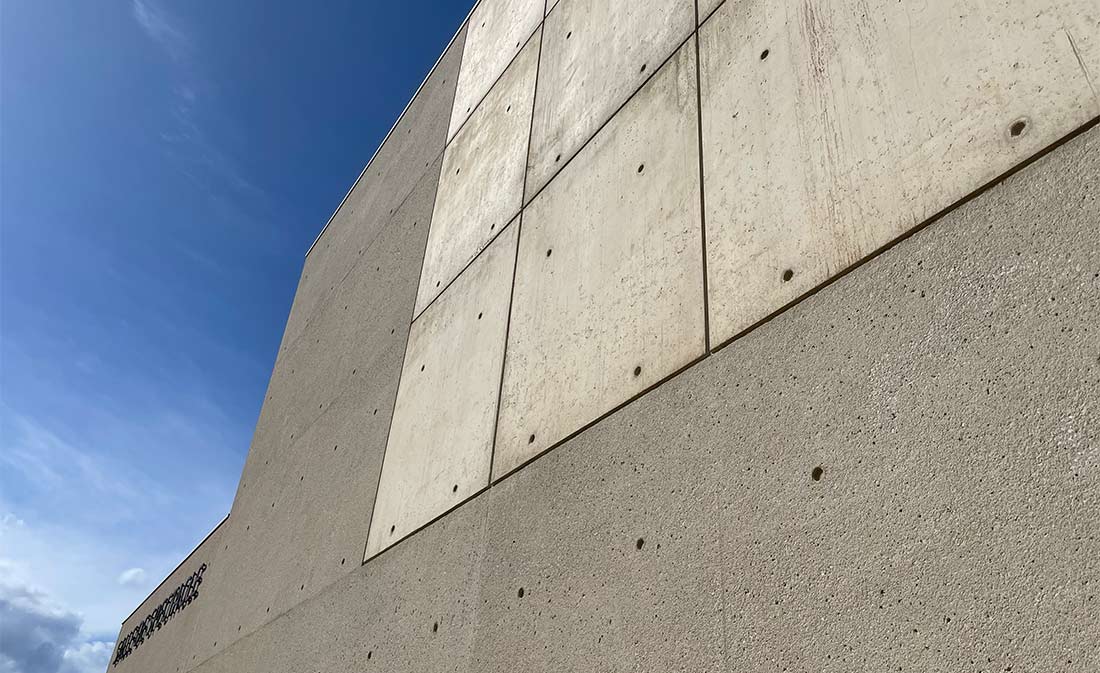 Extérieur de la nouvelle salle de spectacles de Calvi en construction, par Maestria.