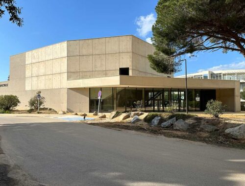 Construction de la nouvelle salle de spectacles de Calvi par Maestria. Expertise et innovation au cœur du projet.