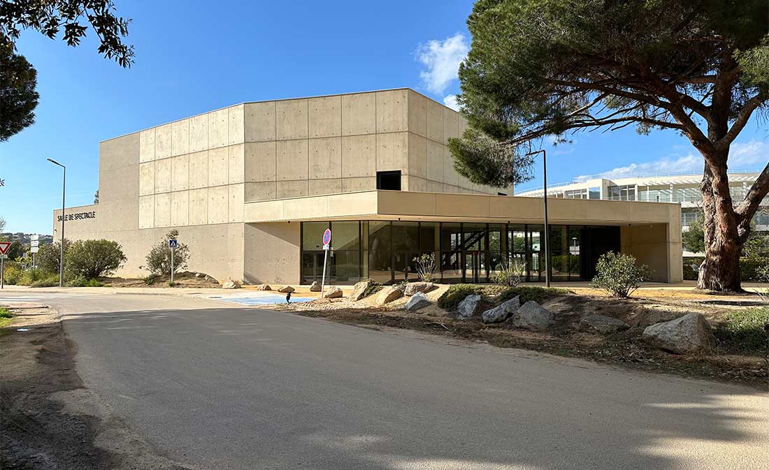 Construction de la nouvelle salle de spectacles de Calvi par Maestria. Expertise et innovation au cœur du projet.