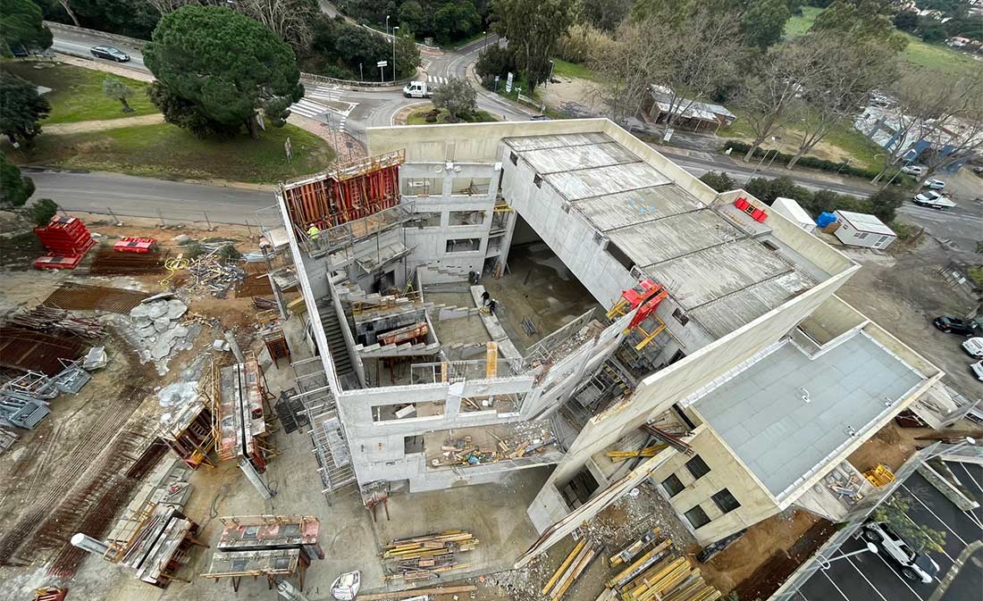 Bâtiment en cours de construction de la nouvelle salle de spectacles de Calvi, signé Maestria.