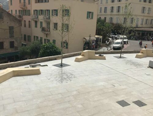 Rénovation de la place du monument aux morts de Calvi par Maestria. Préservation et modernisation avec respect.