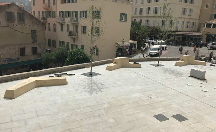 Rénovation de la place du monument aux morts de Calvi par Maestria. Préservation et modernisation avec respect.
