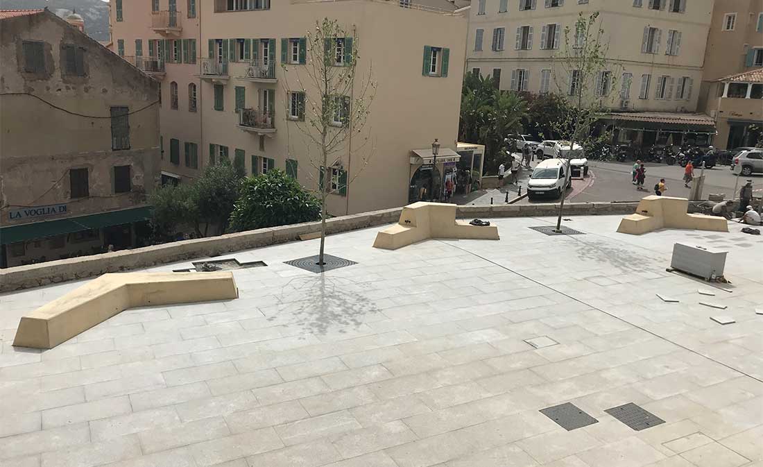Rénovation de la place du monument aux morts de Calvi par Maestria. Préservation et modernisation avec respect.