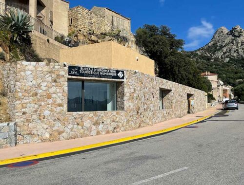 Bureau d'information touristique numérique à Lumio, Maestria. Services innovants et accueil de qualité pour les visiteurs.