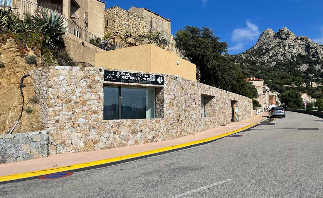 Bureau d'information touristique numérique à Lumio, Maestria. Services innovants et accueil de qualité pour les visiteurs.